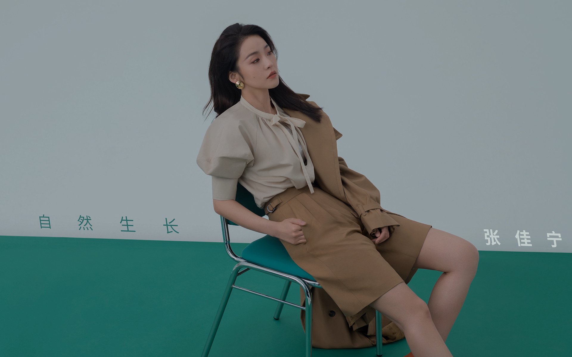 双前腰自由移动打乱对方防线，双前腰双前锋阵型